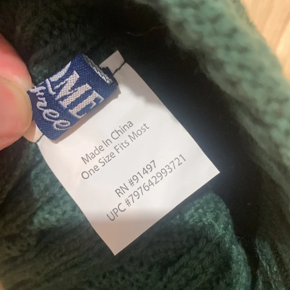 Oregon Home green cable knit beanie. Read description